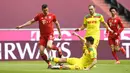 Striker Bayern Munchen, Robert Lewandowski, berusaha melewati pemain FC Koln, Jorge Meré, pada laga Bundesliga di Stadion Allianz, Minggu (27/2/2021). Bayern menang dengan skor 5-1. (AP/Andreas Schaad)