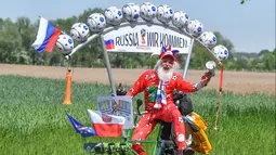 Aksi perancang sepeda asal Jerman, Dieter Senft atau Didi the Devil saat mengendarai sepeda unik buatannya di Briesen, Jerman Timur, Senin (7/5). Aksi itu dia lakukan untuk mempromosikan Piala Dunia 2018. (Patrick Pleu/dpa/AFP)