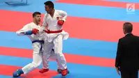 Karateka putra Indonesia, Rifki Ardiansyah Arrosyiid saat bertarung melawan karateka Iran, Amir Mahdi Zadeh di babak final nomor Kumite -60 kg di Arena Karate JCC Senayan, Jakarta, Minggu (26/8). Rifki menang dengan skor 9-7. (Liputan6.com/Fery Pradolo)