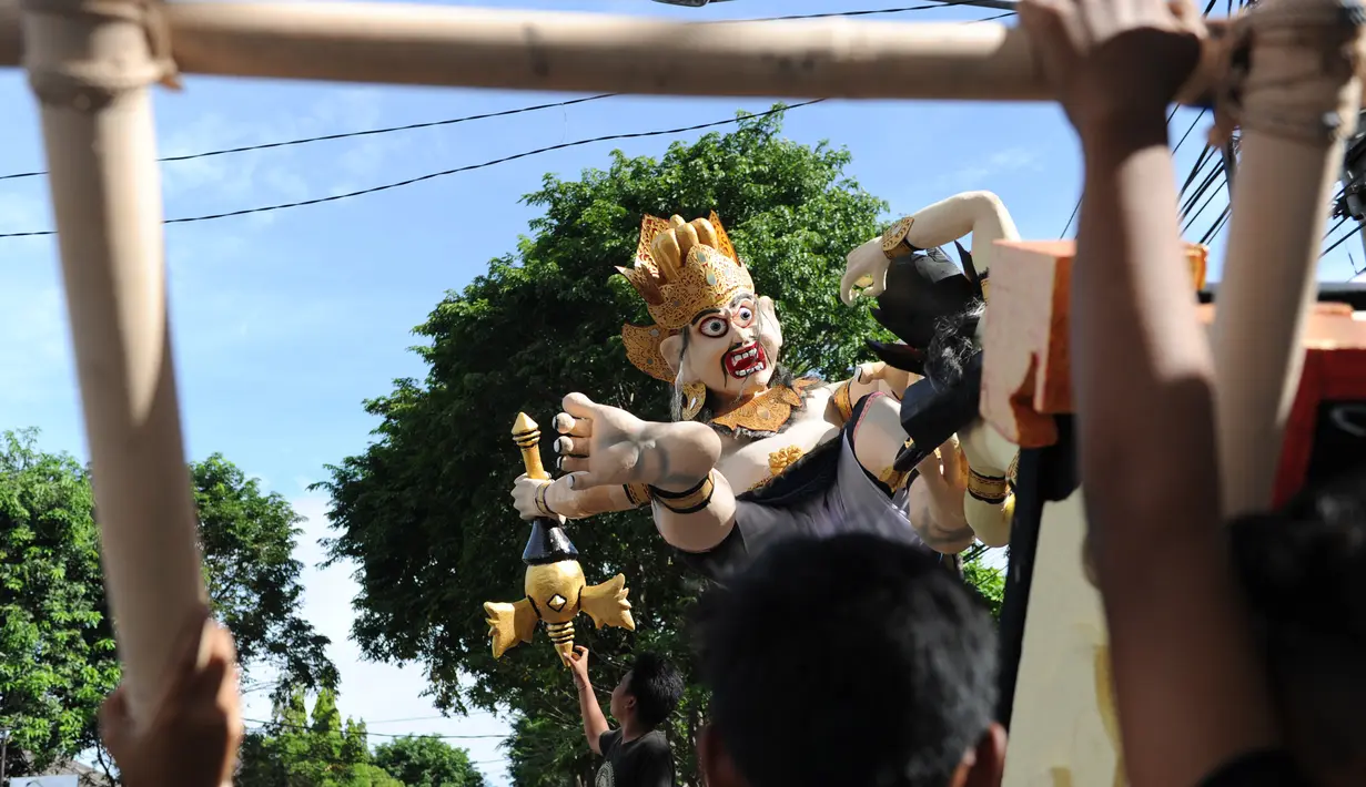 Umat Hindu Bali menyiapkan Ogoh-Ogoh sebelum parade hari Nyepi di Denpasar, Bali, Senin (27/3). Umat Hindu di Bali akan merayakan hari raya Nyepi Tahun Baru Saka 1939 pada tanggal 28 Maret 2017. (AFP Photo / Sonny Tumbelaka) 