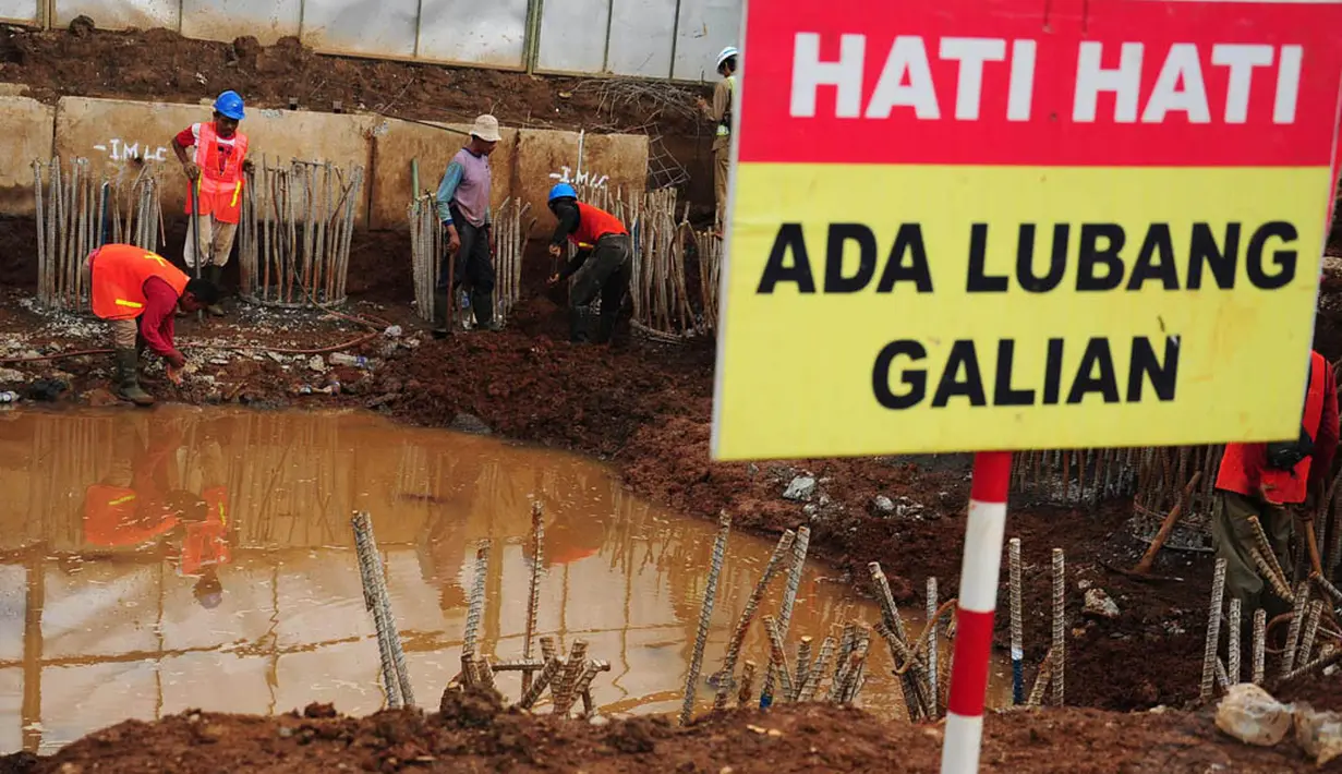 Sebuah papan peringatan terpasang di proyek sodetan Kali Ciliwung di kawasan Otista, Jakarta, Kamis (10/7/14). (Liputan6.com/Faizal Fanani)