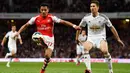 Penyerang Arsenal, Alexis Sanchez (kiri) mengontrol bola dari kejaran Bek Swansea City Federico Fernandez saat Laga Liga Premier Inggris di Emirates Stadium, Selasa (12/5/2015). Swansea City menang 1-0 atas Arsenal. (Reuters/ADylan Martinez)