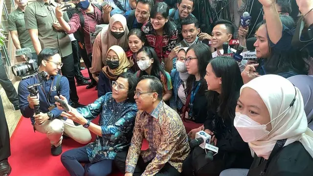 Menteri Keuangan (Menkeu) Sri Mulyani Indrawati membagikan momen bersama Menteri Sekretaris Negara (Mensesneg) Pratikno, yang berpura-pura sebagai wartawan yang hendak doorstop kepada Presiden Joko Widodo.