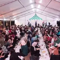 Buka bersama dengan menyantap rendang dan mie goreng. (Sumber Foto: Kapanlagi.com)