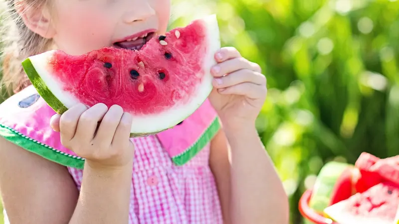 anak makan buah