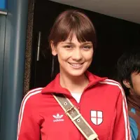 Mengenakan jaket training merah, Luna Maya saat itu masih terlihat muda. Ia pun tampil natural dengan memerlihatkan wajah blasteran yang memesona. Dengan rambut pirang diikat ke belakang lengkap dengan poni depannya. [Dok. Kapanlagi.com]