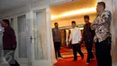 Presiden Jokowi (kedua kanan) dan Ketua DPR Setya Novanto (tengah) berjalan bersama menuju ruang acara buka puasa bersama di rumah dinas Ketua DPR di Jalan Widya Chandra III Nomor 10, Jakarta, Selasa (23/6). (Liputan6.com/Faizal Fanani) 