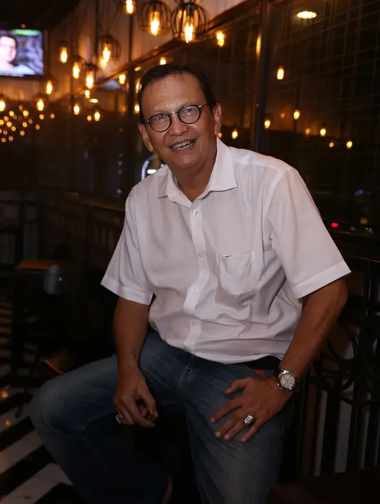 "Saya senang, di hari bahagia masih sehat, masih bisa ketemu kawan-kawan lama di era saya. Ada aktor dan aktris sampai musisi hebat juga datang,”tukas Roy Marten. (Andy Masela/Bintang.com)
