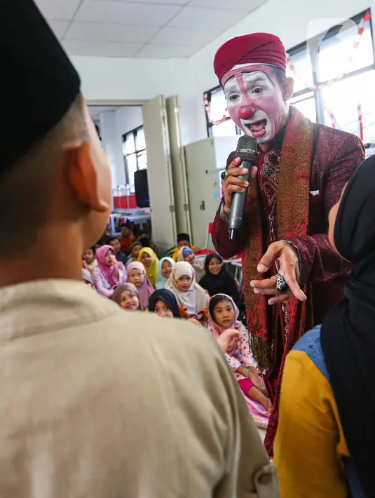 Selama Ramadan 1445 Hijriah, ustaz Yahya membagi jadwal berkeliling kampung ke kampung di daerah Pinang Tangerang. (Liputan6.com/Angga Yuniar)