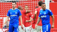Manchester United tak membutuhkan waktu lama untuk membuka keunggulan. Pada menit kedelapan, Mason Greenwood berhasil mencetak gol setelah melepaskan tembakan ke tengah gawang Everton. (Foto: AFP/Lindsey Parnaby)