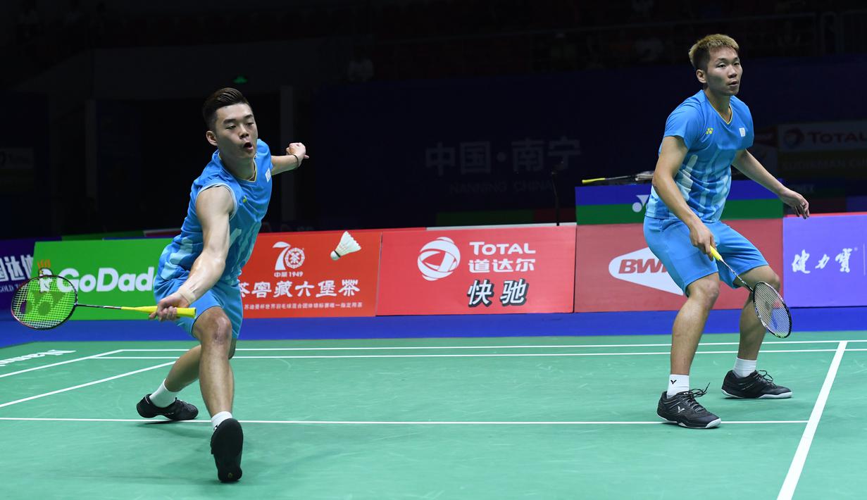 Ganda putra Chinese Taipei, Lee Yang dan Wang Chi-Lin mengembalikan kok ke arah Marcus Gideon dan Kevin Sanjaya (Indonesia) pada babak perempat final Piala Sudirman 2019 di Nanning, China, Jumat (24/5/2019). Kevin/Marcus menang dua gim langsung 21-17, 21-17. (WANG ZHAO/AFP)