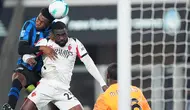 Honest Ahanor berebut bola udara dengan Fikayo Tomori dalam laga Serie A antara Atalanta vs AC Milan di Gewiss Stadium, 29 Oktober 2025. (Spada/LaPresse via AP)