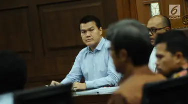 Terdakwa, Andi Agustinus alias Andi Narogong saat menjalani sidang lanjutan kasus dugaan korupsi proyek E-KTP di Pengadilan Tipikor, Jakarta, Senin (13/11). Sidang mendengar saksi diantaranya Anang Sugiana Sudiharjo. (Liputan6.com/Helmi Fithriansyah)