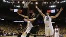 Pemain depan Cleveland Cavaliers, Kevin Love, berusaha memasukan bola saat pertandingan melawan Golden State Warriors dalam  Final NBA gim kedua di Oracle Arena, Oakland, California, AS, (04/06/2017). (EPA/Ezra Shaw)