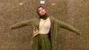 Saat memakai hijab dan setelan warna hijau army dan putih tulang, membuat gaya penampilan Awkarin curi perhatian. Awkarin dinilai sangat pandai memadu padankan OOTD yang dipakainya hingga terlihat begitu menarik. (Liputan6.com/IG/@awkarin)