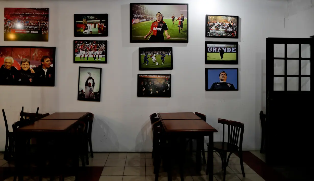 Foto-foto momen sepakbola besar menghiasi kafetaria di pusat pelatihan Oldell di Rosario, kota kelahiran Lionel Messi, 18 April 2018.  Tetapi tidak ada satu pun gambar Messi, Pemain Terbaik FIFA sebanyak lima kali. (AP/Natacha Pisarenko)