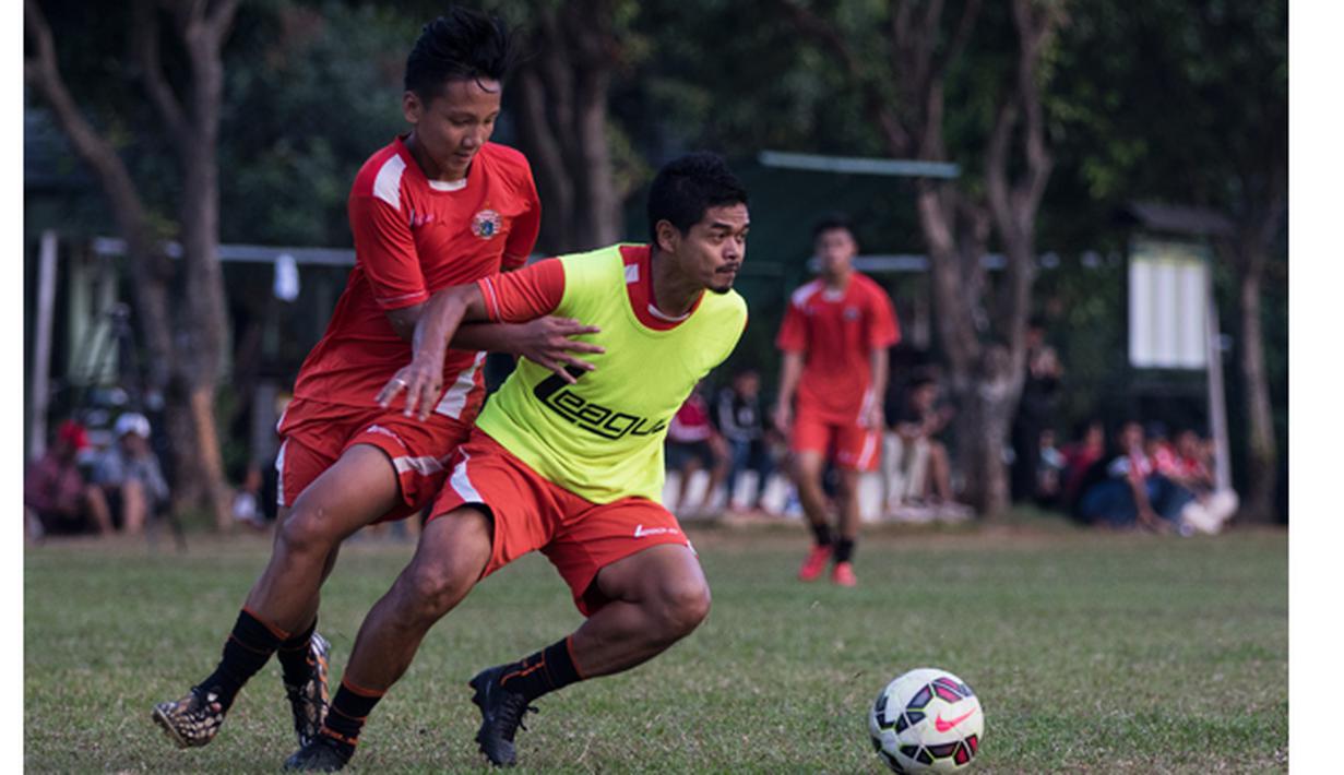 Pemain senior Persija Jakarta, Bambang Pamungkas berusaha mengontrol bola saat latihan bersama tim Macan Kemayoran jelang Piala Presiden 2015 di Lapangan Yon Zikon 14, Jakarta, Senin (24/8/2015). (Bola.com/Vitalis Yogi Trisna)