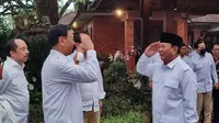 Mantan Ketum Partai Hanura Wiranto menemui Ketum Partai Gerindra Prabowo Subianto di rumahnya di Hambalang, Bogor, Jawa Barat, Senin (1/5/2023). Wiranto mengantar para loyalisnya gabung Gerindra. (Liputan6.com/Achmad Sudarno)