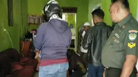 Aparat setempat mendatangi lokasi penangkapan terduga teroris di Leuwiliang, Bogor (Liputan6.com/Achmad Sudarno)