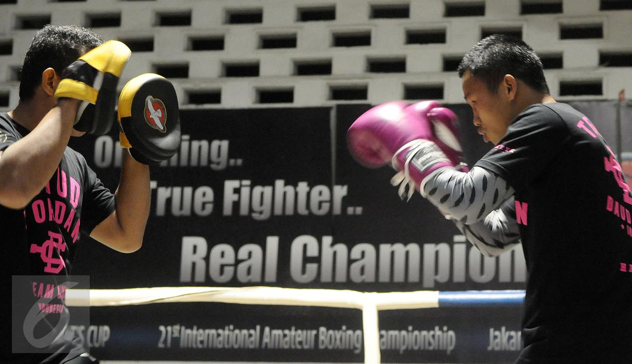 Petinju Indonesia, Daud “Cino” Yordan (kanan) saat latihan di sasana Pertina, Jakarta, Rabu (3/2/2016). Daud akan melawan Yoshitaka Kato dalam laga kelas ringan WBO "Road to the World  Champions", Jumat (5/2). (Liputan6.com/Helmi Fithriansyah)