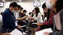 Para peserta dan wanita berbincang saat mengikuti acara layanan kencan di Tokyo, Jepang, (16/10). Dibuatnya acara Layanan kencan yang Sedang Marak di Jepang ini diakibatkan menurunnya tingkat pernikahan yang mencapai 50 Persen. (REUTERS/Kim Kyung-Hoon)