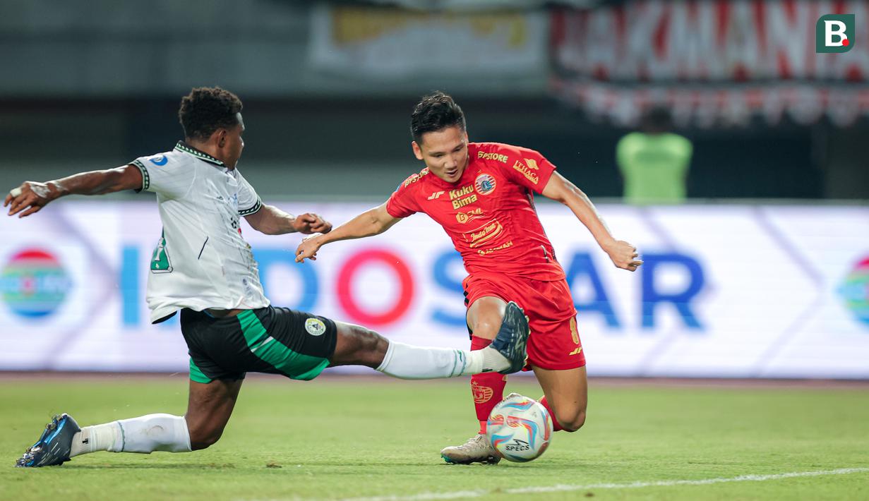 <p>Pemain Persija Jakarta, Syahrian Abimanyu (kanan), berusaha menjebol gawang PSS Selaman dalam&nbsp;pertandingan pekan ke-23 BRI Liga 1 2023/2024 yang berlangsung di Stadion Patriot Chandra Bhaga, Bekasi, Sabtu (16/12/2023). (Bola.com/Bagaskara Lazuardi)</p>