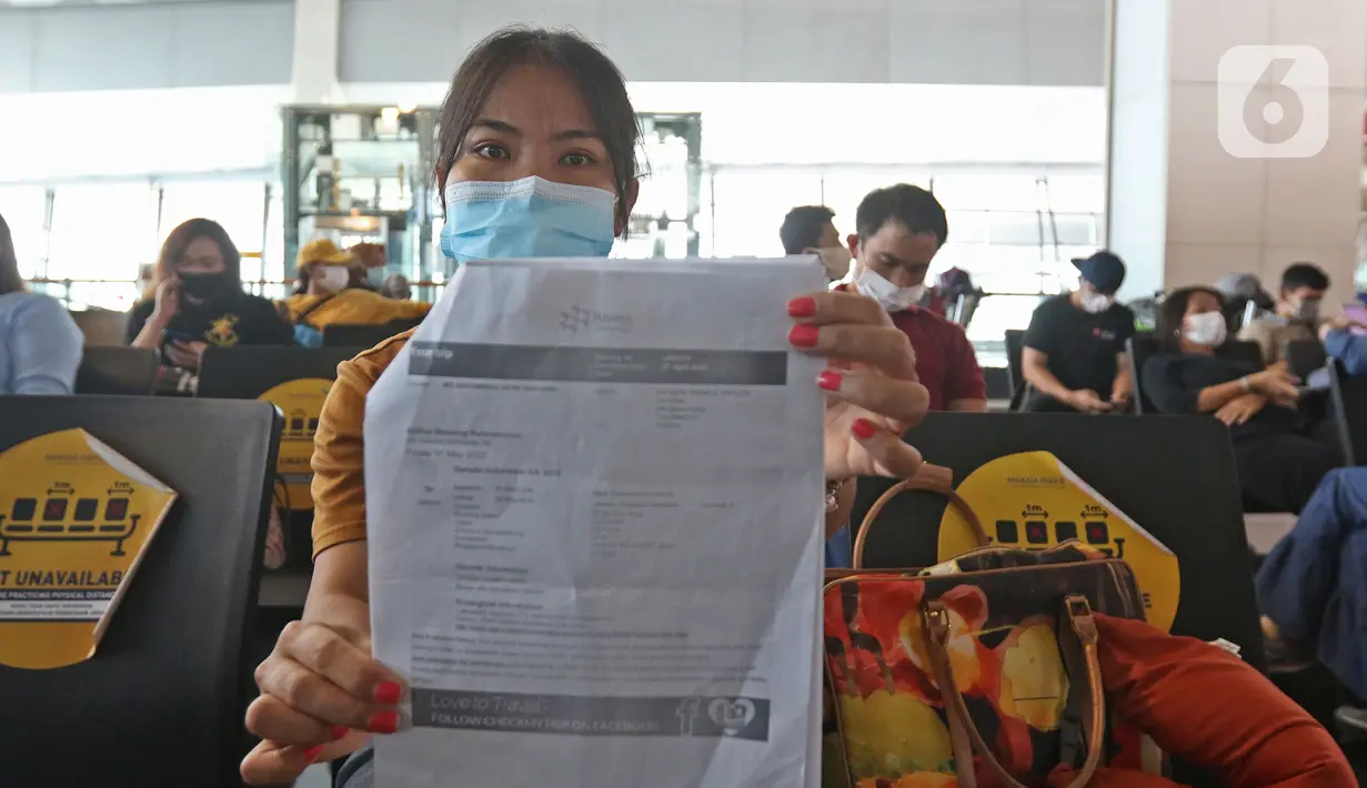 Calon penumpang dengan izin khusus kembali usai bekerja sebagai Tenaga Kerja Indonesia di Maldives menunjukan surat syarat terbang di Terminal 3 Bandara Soekarno Hatta, Banten, Kamis (7/5/2020). Pemerintah membuka kembali penerbangan domestik dengan penumpang bersyarat (Liputan6.com/Herman Zakharia)