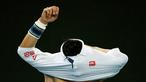 Petenis putra Jepang, Kei Nishikori, memakai kaos baru di sela pertandingan babak kedua tenis Australia Terbuka 2016 melawan Austin Krajicek dari AS di Melbourne Park, Australia, (20/1/2016). (Reuters/Issei Kato)