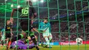 Pemain Barcelona, Gerard Pique, saat mencetak gol kemenangan ke gawang Borussia Monchengladbach pada laga kedua Grup C Liga Champions di Stadion im Borussia-Park, Kamis (29/9/2016) dini hari WIB. (AFP/Odd Andersen)