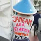 Sejumlah aktivis lingkungan menggelar pawai 'Bebas Plastik' di kawasan MH Thamrin menuju Taman Aspirasi Monas, Jakarta, Minggu (21/7/2019). Pawai itu untuk mengajak masyarakat agar tidak lagi menggunakan plastik sekali pakai karena sampahnya akan merusak lingkungan. (Liputan6.com/Immanuel Antonius)