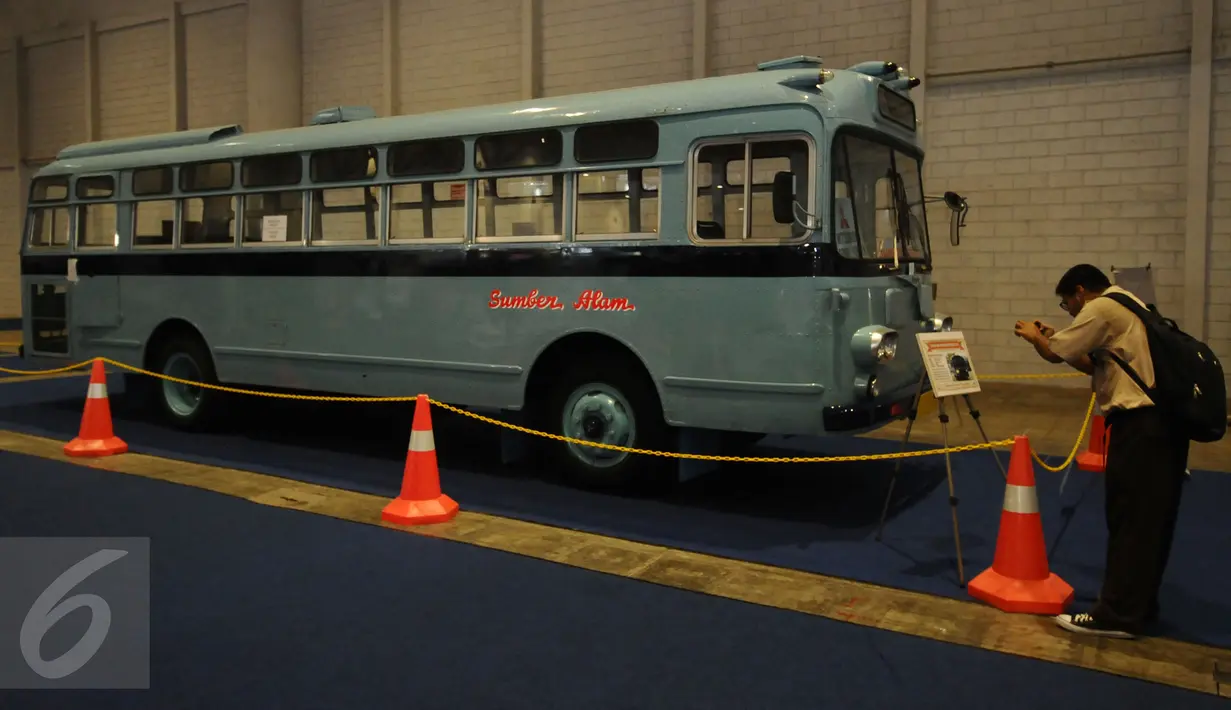 Pengunjung memotret bis tua yang dipamerkan saat pameran InCUBUS 2017 di JIExpo Kemayoran, Jakarta, Rabu (29/3). Pameran ini berlangsung di Hall B dan C JIExpo Kemayoran hingga 1 April mendatang. (Liputan6.com/Helmi Fithriansyah)