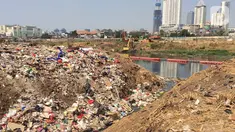 Sampah rumah tangga menumpuk di bantaran Kanal Banjir Barat (KBB) di kawasan Tanah Abang, Jakarta, Jumat (4/9/2019). Perilaku buruk warga yang membuang sampah sembarangan menyebabkan bantaran KBB dipenuhi dengan berbagai jenis sampah hingga menimbulkan bau tak sedap. (Liputan6.com/Immanuel Antonius)