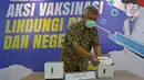 Peneliti LIPI Bambang Widyatmoko memperlihatkan cara kerja alat penghancur jarum suntik buatan LIPI saat melakukan uji coba APJS di Gedung LIPI, Jakarta, Kamis  (18/3/2021). Alat tersebut diharapkan dapat menangani limbah jarum suntik pada masa vaksinasi COVID-19. (Liputan6.com/Herman Zakharia)