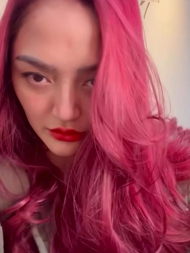 6 Potret Terbaru Siti Badriah dengan Rambut Merah, Terinspirasi Princess Ariel