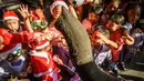 Gajah berkostum sinterklas memberikan hadiah kepada para siswa saat perayaan Natal di sekolah Jirasartwitthaya, Provinsi Ayutthaya, Thailand, Senin (23/12/2019). Kendati warga Thailand sebagian besar beragama Buddha, perayaan Natal adalah hal biasa. (Mladen ANTONOV/AFP)