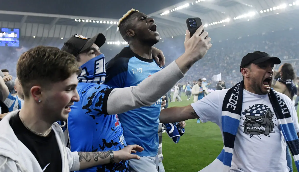 Kedudukan imbang 1-1 bertahan hingga wasit meniup peluit tanda pertandingan berakhir. Skor 1-1 membuat Napoli memastikan diri menjadi juara Serie A Liga Italia musim ini dengana koleksi 80 poin dari 33 laga. (AFP/Andrea Staccioli)