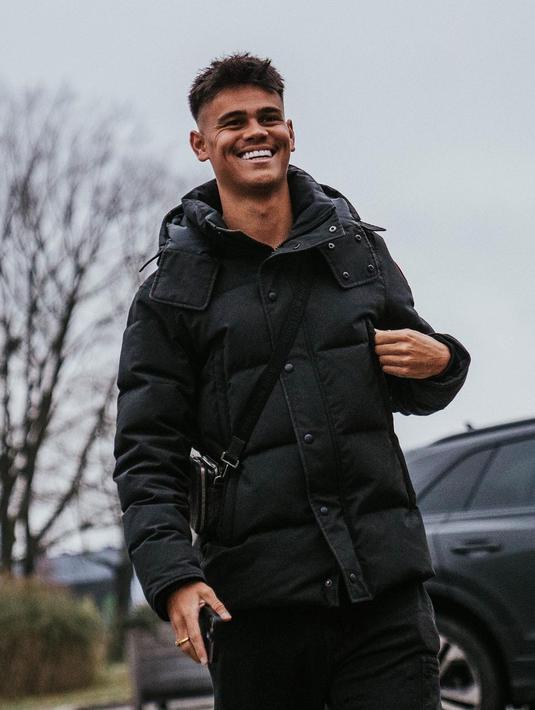 <p>Mees Hilgers tersenyum saat tiba untuk mengikuti sesi latihan bersama klubnya FC Twente. Pemain keturunan Indonesia itu kini menjadi rebutan tiga raksasa Liga Belanda: Ajax Amsterdam, PSV Eindhoven, dan Feyenoord Rotterdam. (Instagram/@fctwente)</p>