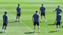 (kiri) Pemain Jerman Kevin Volland, Florian Neuhaus, Marcel Halstenberg, Matthias Ginter, Jonas Hoffmann dan Niklas Suele melakukan pemanasan saat sesi latihan MD-1 di Herzogenaurach, Jerman, Senin (28/6/2021). Jerman akan melawan Inggris pada babak 16 besar Euro 2020. (Christof STACHE/AFP)