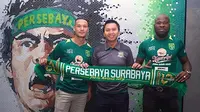 Raphael Maitimo dan OK John bersama Azrul Ananda saat dikenalkan sebagai pemain Persebaya, Senin (16/7/2018). (Bola.com/Dok. Persebaya)