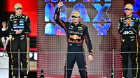Juara dunia dan pembalap McLaren asal Inggris, Lando Norris (kanan), menyaksikan pembalap Red Bull Racing asal Belanda, Max Verstappen (tengah), merayakan kemenangan di samping pembalap McLaren asal Australia, Oscar Piastri, yang berada di podium pada akhir Grand Prix Formula Satu Abu Dhabi di Sirkuit Yas Marina, Abu Dhabi, 7 Desember 2025. (Giuseppe CACACE/AFP)