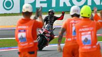 Pembalap Aprilia Racing, Marco Bezzecchi, berhasil finis terdepan pada sprint race MotoGP San Marino 2025 di Sirkuit Misano, Sabtu (13/9/2025) malam WIB. (AFP/Andreas SOLARO)