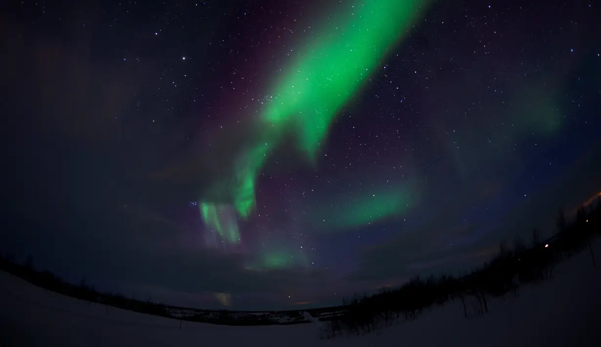Aurora Borealis menghiasi langit saat malam hari di Kautokeino, Norwegia, Rabu (15/3). Aurora Borealis adalah fenomena pancaran cahaya yang menyala-nyala pada lapisan ionosfer dari sebuah planet. (AFP PHOTO / Jonathan NACKSTRAND)