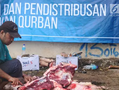 Petugas memotong daging kurban di Lapangan Masjid Al Azhar, Jakarta, Jumat (1/9). Masjid Al Azhar Jakarta memotong dan mendistribusikan ratusan hewan kurban pada Hari Raya Idul Adha 1438 H. (Liputan6.com/Helmi Fithriansyah) 