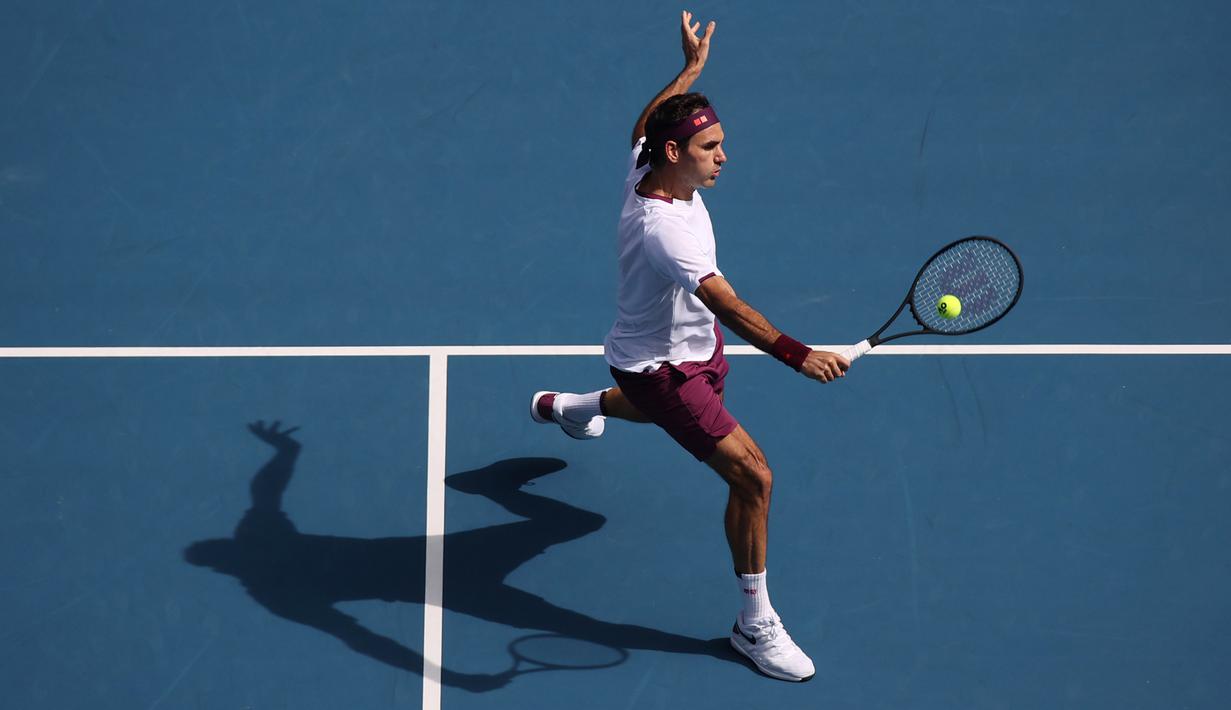 Petenis Swiss, Roger Federer, mengembalikan bola saat melawan petenis AS, Tennys Sandgren, pada perempat final Australia Open 2020 di Melbourne, Selasa (28/1). Federer menang 6-3, 2-6, 2-6, 7-6 (10-8), 6-3 atas Sandgren. (AFP/David Gray)