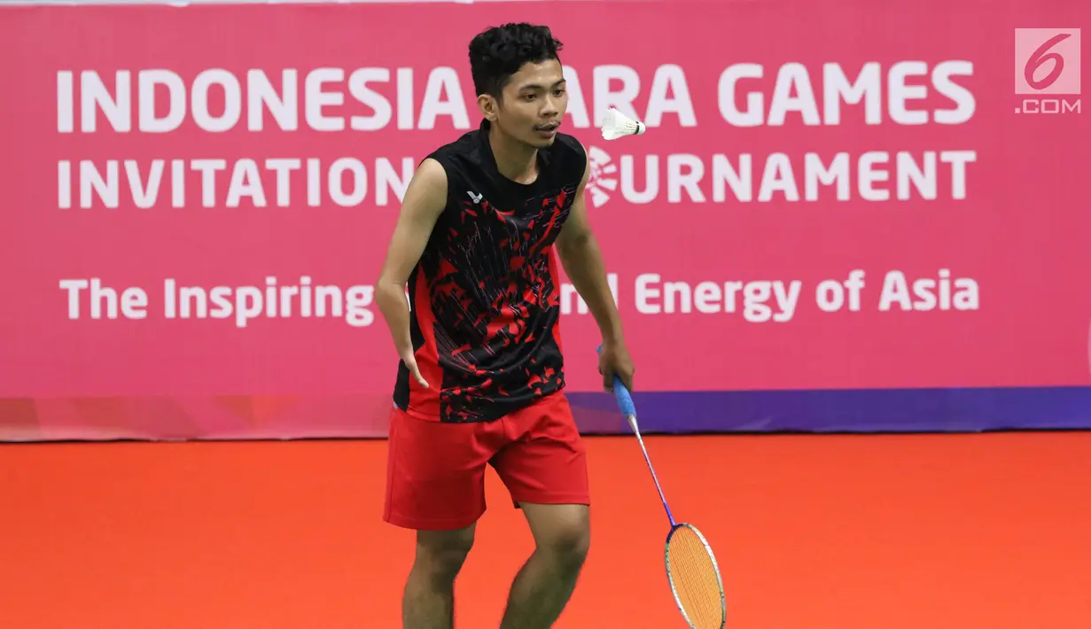 Pebulutangkis DIY, Arya Sadewa saat turun di kelas RR2 Indonesia Para Games Invitational Tournament 2018 di Istora Senayan, Jakarta, Rabu (27/6). Ajang ini sekaligus test event Asian Para Games 2018. (Liputan6.com/Helmi Fithriansyah)