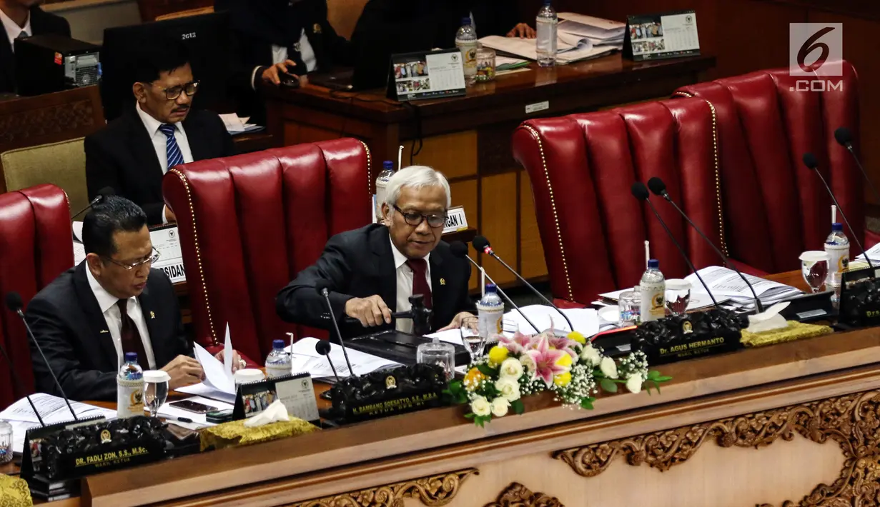 Ketua DPR Bambang Soesatyo (kiri) dan Wakil Ketua DPR Agus Hermanto memimpin rapat paripurna di Kompleks Parlemen, Jakarta, Selasa (16/7/2019). Salah satu agenda yang dibahas adalah pembacaan surat Presiden Joko Widodo atas pertimbangan permohonan amnesti untuk Baiq Nuril. (Liputan6.com/JohanTallo)