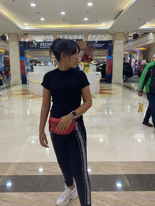 Saat mengunjungi pusat perbelanjaan mall, gaya Happy Asmara pun tetap simpel dengan kenakan outfit serba hitam. Gaya simpelnya ini malah membuat Happy Asmara terlihat kece. Netizen pun terpukau dengan gaya simpel dari pelantun lagu Wes Tatas. (Liputan6.com/IG/@happy_asmara77)