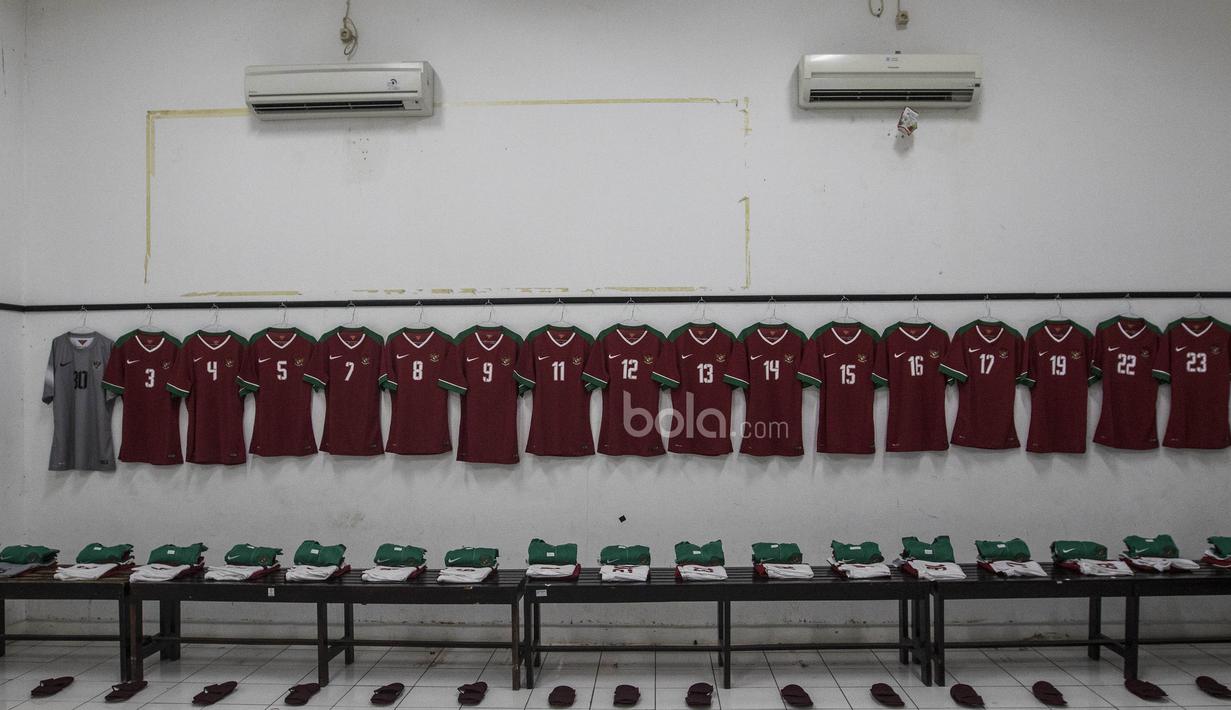 Di dalam ruang ganti selain dipersiapkan jersey dan perlengkapan lainnya, sebuah tim sepak bola juga melakukan pematangan strategi terakhir sebelum bertanding. (Bola.com/Vitalis Yogi Trisna)