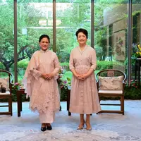 Iriana Jokowi bertemu dengan istri Presiden China, Peng Liyuan saat kunjungan kenegaraan [Dok. Sekretariat Presiden]