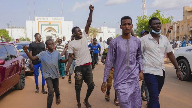 Pendukung Presiden Niger Bazoum yang dikudeta berkumpul untuk menunjukkan dukungan mereka kepadanya di Niamey pada 26 Juli 2023 (AP)